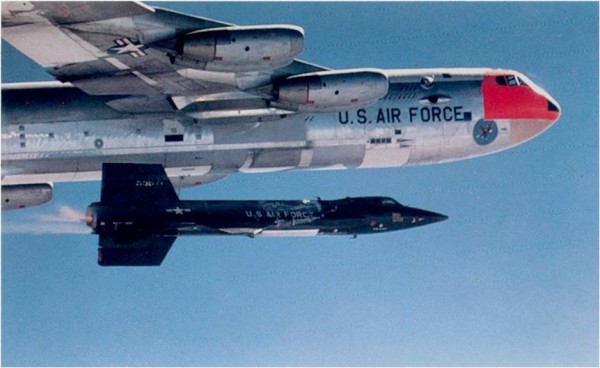 Os aviões-foguete X-15 eram lançados desacoplando-se em voo de B-52